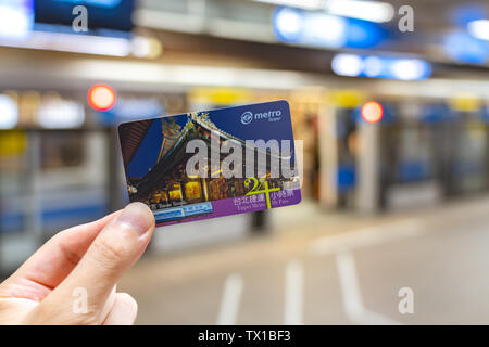 Utilizzando il sistema di metropolitana a Taipei per 24hr Taipei Pass Metro. Una volta attivato da una scansione a livello di porte è valida per unl Foto Stock