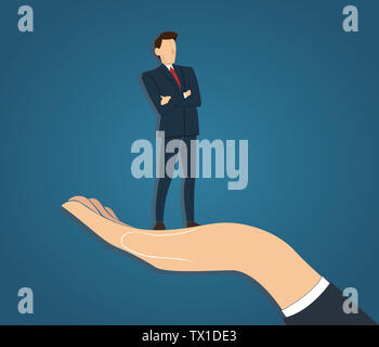 Imprenditore di successo in piedi con le braccia conserte in grande mano azienda Foto Stock