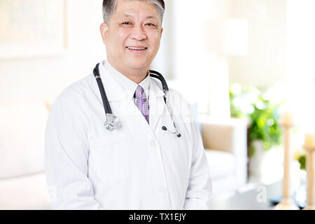 Doppia esposizione di vecchio uomo asiatico medico sullo sfondo Foto Stock