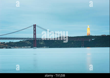 Il Liberty Memorial Bridge a Lisbona, Portogallo, 25 aprile. Foto Stock