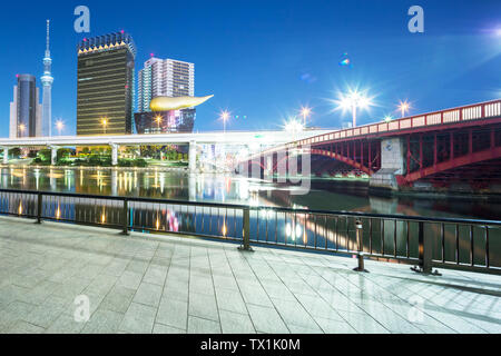 Svuotare piano con panorama urbano di Tokyo di notte Foto Stock