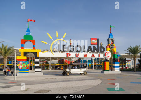 DUBAI, UAE, gennaio 09, 2019: vista dell'ingresso principale del parco divertimenti Legoland Foto Stock