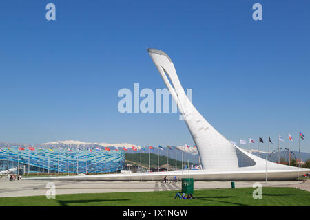 SOCHI, Regione Krasnodar, Russia, Maggio 01, 2017: la fiamma olimpica ciotola contro lo sfondo di stadium gli iceberg pattinaggio Palace e snow-capped moun Foto Stock