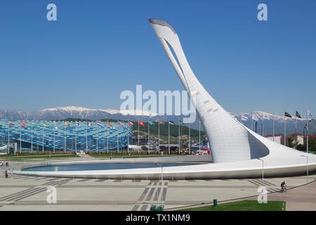 SOCHI, Regione Krasnodar, Russia, Maggio 01, 2017: la fiamma olimpica ciotola contro lo sfondo di stadium gli iceberg pattinaggio Palace e snow-capped moun Foto Stock