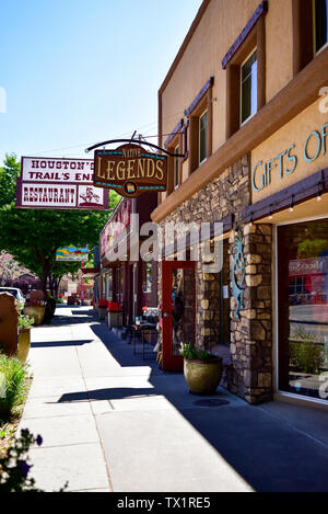 Sul lato della strada i negozi per turisti e negozi in Kanab, Utah. Foto Stock