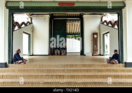 Abdi Dalem davanti a Yogyakarta Palace' gate. Abdi Dalem sono persone che dedicano i loro servizi a re. Foto Stock