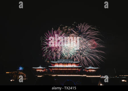 Fuochi d'artificio blooming cinese sopra gli antichi edifici Foto Stock