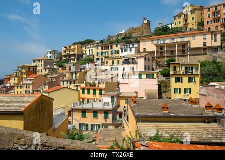 Vista panoramica del villaggio colorato Riomaggiore in Cinque Terre, Italia Foto Stock