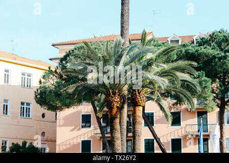 Rapallo, Italia - 03 27 2013: Case, architettura vista delle strade di Rapallo Foto Stock