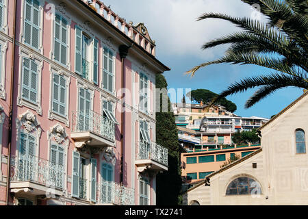 Rapallo, Italia - 03 27 2013: Case, architettura vista delle strade di Rapallo Foto Stock