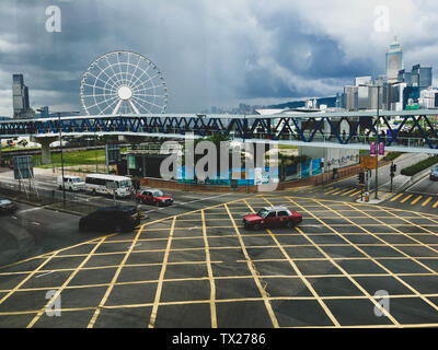 Un lato della strada del mercato nella regione amministrativa speciale di Hong Kong, la maggior parte a terra di vicoli, tradizionale tram (Ding Ding automobili) e fermata bus segni sono il clima di vita di fronte al popolo di Hong Kong ogni giorno). Foto Stock