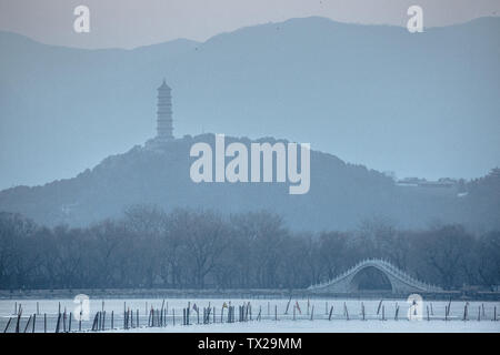 Crepuscolo Cangshan lontano sera d'Inverno Estate Palazzo Jade ponte della cinghia con Yuquan Mountain e ad ovest la montagna in una vasta distesa Foto Stock