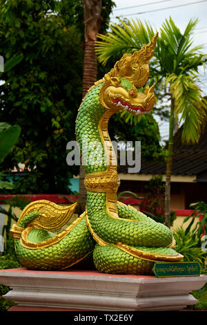 Un nuovo colorato tempio costruito con intricati artigianale, nella campagna del sud est della Thailandia Foto Stock