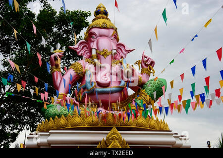 Un nuovo colorato tempio costruito con intricati artigianale, nella campagna del sud est della Thailandia Foto Stock