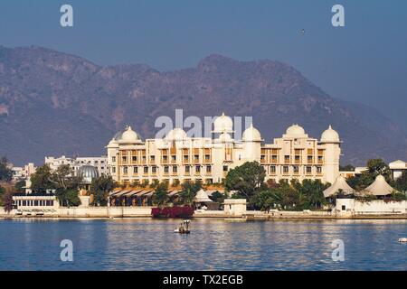 Hotel sul lago Pichola in Udaipur, Rajasthan in India del Nord. Foto Stock