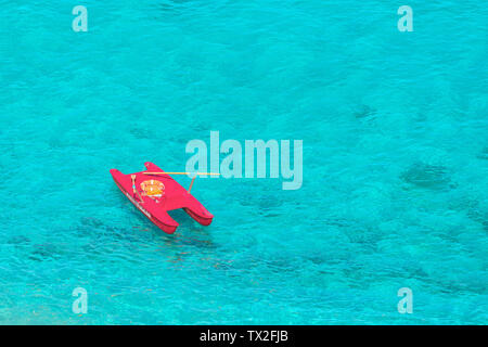 Vista aerea del bagnino barca (salvataggio) nella bella chiaro mare tropicale acqua da tropea italia - baywatch italiano di salvataggio a remi Foto Stock