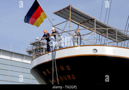 Wewelsfleth, Germania. Il 24 giugno 2019. La nave a vela "" di Pechino si trova prima del disinserimento in cantiere, i lavoratori sono in piedi alla Rehling. Il marinaio tradizionale 'Pechino' si suppone di nuotare sulla propria chiglia nuovamente dopo un lungo tempo di docking. Il lavoro dovrebbe essere completato nel maggio 2020. Il "Pechino" sarà successivamente hanno il suo ultimo posto di ormeggio nel progetto del porto tedesco museo nel porto di Amburgo. Credito: Carsten Rehder/dpa/Alamy Live News Foto Stock