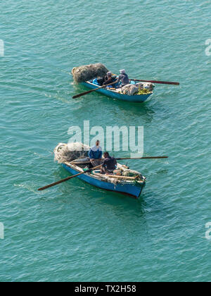 Ismailia, Egitto - 5 Novembre 2017: i pescatori in barca di legno di catturare pesci net sul nuovo canale di Suez, Ismailia, Egitto, Africa. Foto Stock