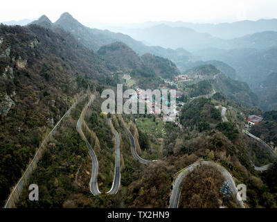 Nel marzo 2019, la fotografia aerea fotografato Wudang montagna, provincia di Hubei. L'aria si affaccia sulla vista taoista di Wudang montagna, un altro spettacolare scena. Foto Stock