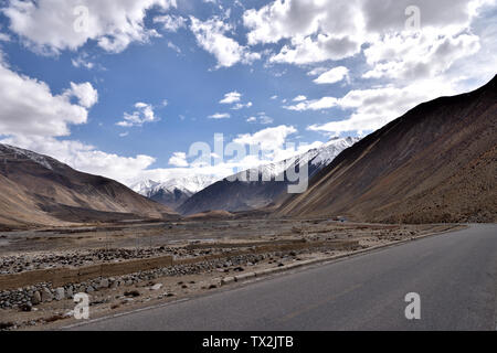 Scenario di plateau lungo la strada nazionale 318 di Sichuan-Tibet autostrada in aprile 2019. Foto Stock