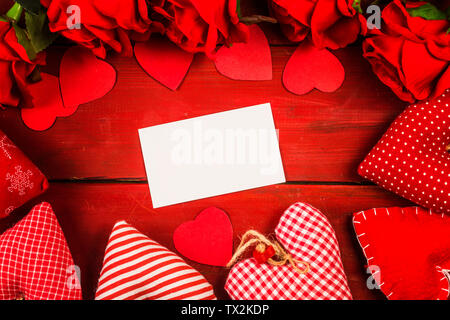 Le rose su tavola di legno,il giorno di San Valentino sfondo,giorno di nozze,felice giorno di nascita,love u Foto Stock
