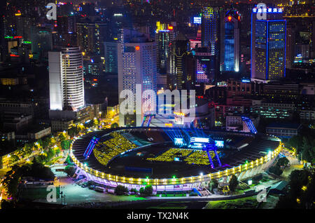 Scena notturna a Chengdu sports center concerto Foto Stock