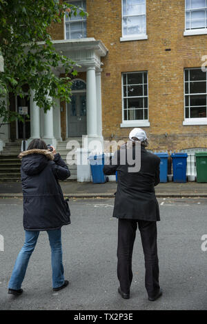 Premere i fotografi al di fuori dell'indirizzo residenziale di Boris Johnson MP per il Partito conservatore e fidanzata Carrie Symonds, London, England, Regno Unito Foto Stock