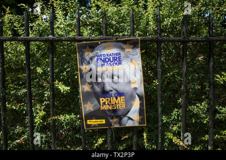 Targhetta Anti-Boris al di fuori dell'indirizzo residenziale di Boris Johnson MP per il Partito conservatore e fidanzata Carrie Symonds, London, England, Regno Unito Foto Stock