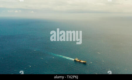 Nave da carico in mare durante le tempeste, vista dall'alto. Nave a vela in mare aperto. Foto Stock