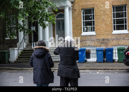 Premere i fotografi al di fuori dell'indirizzo residenziale di Boris Johnson MP per il Partito conservatore e fidanzata Carrie Symonds, London, England, Regno Unito Foto Stock