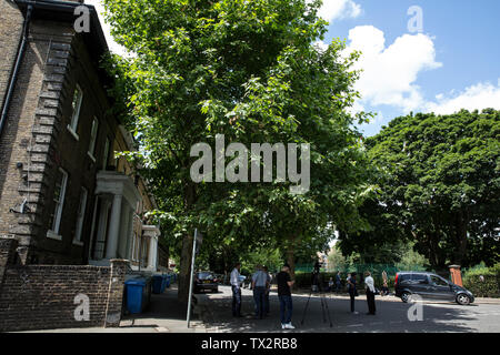 Media sulla soglia al di fuori dell'indirizzo residenziale di Boris Johnson MP per il Partito conservatore e fidanzata Carrie Symonds, London, England Regno Unito Foto Stock