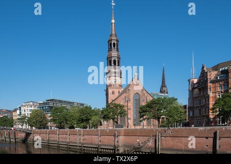 Guglia di Santa Caterina (chiesa di San Katharinen), un mattone gotica chiesa luterana in quartiere Speicherstadt, Amburgo, Germania. Foto Stock