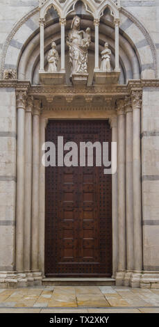 Ingresso alla cattolica cristiana cattedrale. Cancello decorato con colonne di marmo e sculture. Foto Stock