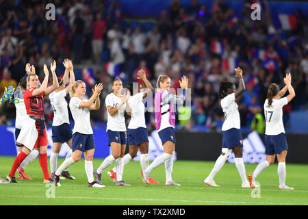 Le Havre, Frankreich. Il 23 giugno, 2019. Giocatori francesi grazie a ventole, 23.06.2019, Le Havre (Francia), calcio, fifa, Coppa del Mondo Donne 2019, Round del 16 Francia - Brasile, FIFA VIETANO QUALSIASI USO DI FOTOGRAFIE come sequenze di immagini e/o quasi video. | Utilizzo di credito in tutto il mondo: dpa/Alamy Live News Foto Stock