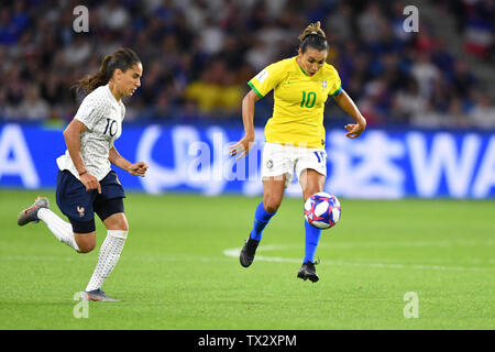 Le Havre, Frankreich. Il 23 giugno, 2019. Amel Majri (Francia) (10) segue Marta (Brasile) (10), 23.06.2019, Le Havre (Francia), calcio, fifa, Coppa del Mondo Donne 2019, ottavo di finale Francia - Brasile, FIFA VIETANO QUALSIASI USO DI FOTOGRAFIE come sequenze di immagini e/o quasi video. | Utilizzo di credito in tutto il mondo: dpa/Alamy Live News Foto Stock