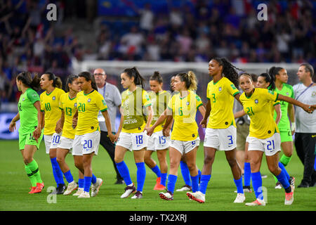 Le Havre, Frankreich. Il 23 giugno, 2019. I giocatori brasiliani ringraziare i tifosi, 23.06.2019, Le Havre (Francia), calcio, fifa, Coppa del Mondo Donne 2019, Round del 16 Francia - Brasile, FIFA VIETANO QUALSIASI USO DI FOTOGRAFIE come sequenze di immagini e/o quasi video. | Utilizzo di credito in tutto il mondo: dpa/Alamy Live News Foto Stock