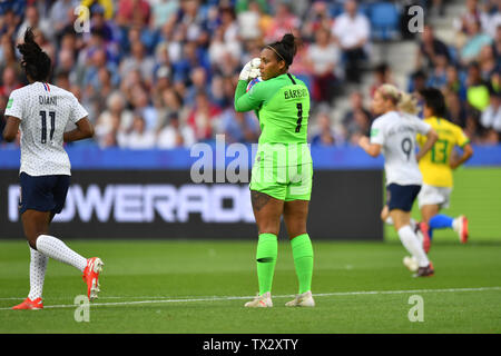 Le Havre, Frankreich. Il 23 giugno, 2019. Barbara (goalhuterin, Brasile) (1) ha la palla in modo sicuro, 23.06.2019, Le Havre (Francia), calcio, fifa, Coppa del Mondo Donne 2019, ottavo di finale Francia - Brasile, FIFA VIETANO QUALSIASI USO DELLA FOTOGRAFIA come sequenze di immagini e/o quasi-VIDEO. | Utilizzo di credito in tutto il mondo: dpa/Alamy Live News Foto Stock