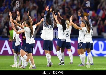 Le Havre, Frankreich. Il 23 giugno, 2019. Giocatori francesi il tifo per la vittoria, 23.06.2019, Le Havre (Francia), calcio, fifa, Coppa del Mondo Donne 2019, Round del 16 Francia - Brasile, FIFA VIETANO QUALSIASI USO DI FOTOGRAFIE come sequenze di immagini e/o quasi video. | Utilizzo di credito in tutto il mondo: dpa/Alamy Live News Foto Stock