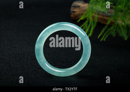 Bracciali di smeraldo. Foto Stock