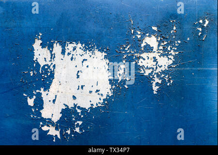 Vernice scrostata e degrado sulla pelle blu di sfondo auto Foto Stock