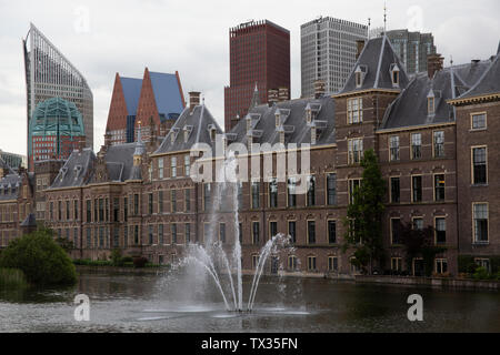 In costruzioni vecchie e nuove che si affaccia sul lago a l'aia - Den Haag - Paesi Bassi Foto Stock