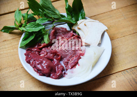 Set di carne fetta di manzo Fegato e Verdure a fungo sulla piastra bianca per cotto o Sukiyaki shabushabu cibi giapponesi cucina Asiatica / Carni bovine fresche materie Foto Stock