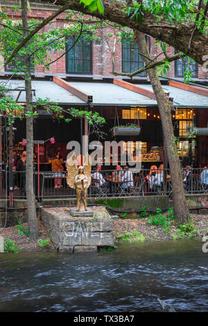 Grunerlokka Oslo, vista di giovani seduti sulla terrazza sul fiume di Bla - un popolare bar/club di Grünerløkka alternativi nel centro di Oslo, Norvegia Foto Stock