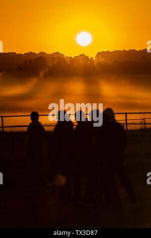 Il 2019 Solstizio d'Estate a Stonehenge, Wiltshire, Regno Unito, vede una folla nella sua migliaia attendere e guardare il sole sorgere sul il giorno più lungo. Foto Stock