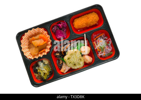 Japan Food set di salmone alla griglia e altri in una scatola isolata su bianco / Japan food (Bento). Foto Stock