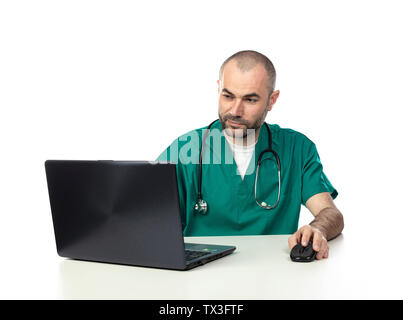 Ritratto di medico caucasica indossando divisa verde, il lavoro con il computer portatile, isolato su sfondo bianco Foto Stock