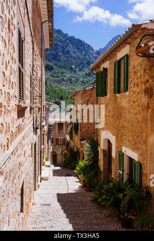 Sunny strada di ciottoli e case, Fornalutx, Maiorca, isole Baleari, Spagna Foto Stock