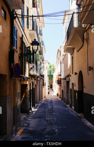 Street tra edifici, Palma di Maiorca, isole Baleari, Spagna Foto Stock