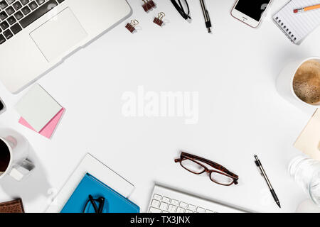 Modulo visualizzazione portatile di cui sopra e delle forniture di ufficio sulla scrivania Foto Stock