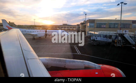 Tramonto sul terminale A Ronaldsway Isola di Man da un aereo Easyjet Foto Stock